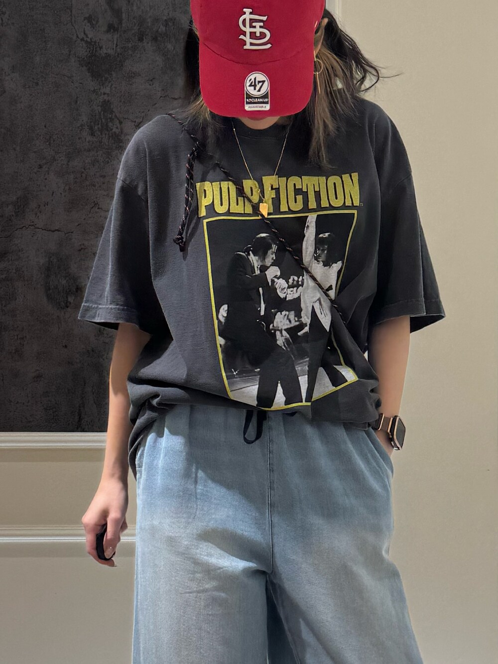 ブラック系のTシャツ/カットソー、ブルー系のデニムパンツを着用したレディースの夏コーディネートの2枚目の写真