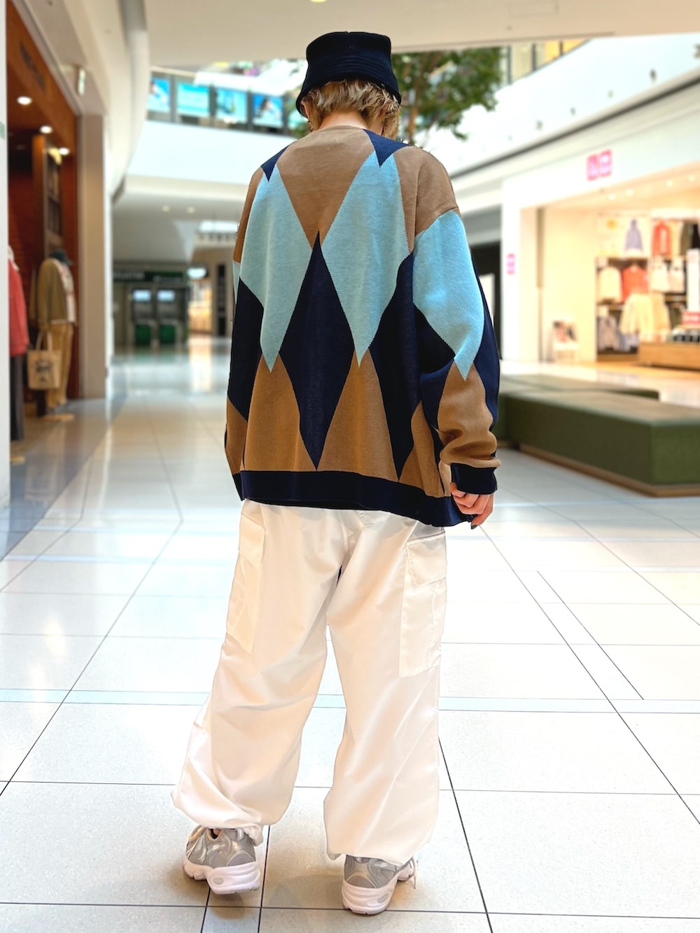 ブルー系のカーディガン/ボレロ、ホワイト系のカーゴパンツ、ブラック系のショルダーバッグを着用したレディースの春コーディネートの3枚目の写真