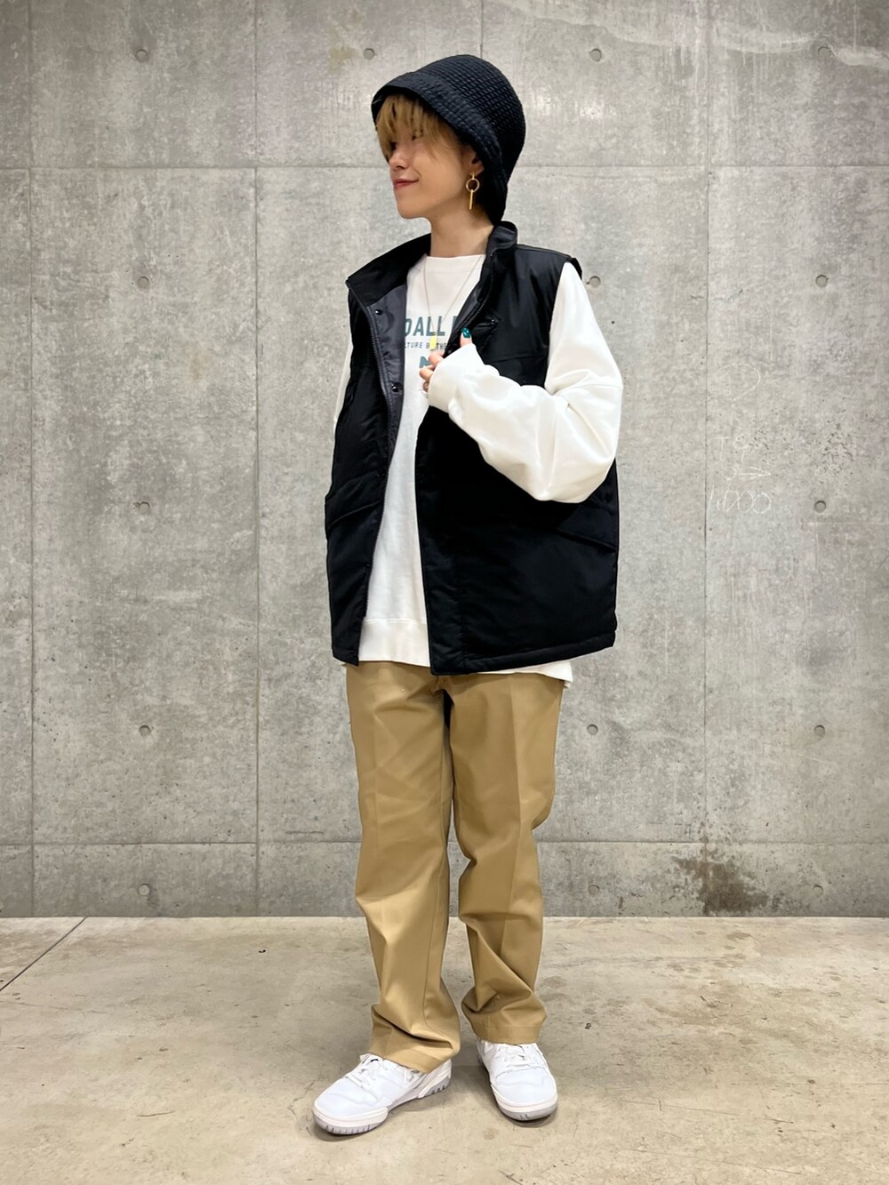 ブラック系のベスト、ベージュ系のその他パンツ、ホワイト系のスウェットを着用したレディースの春コーディネートの2枚目の写真
