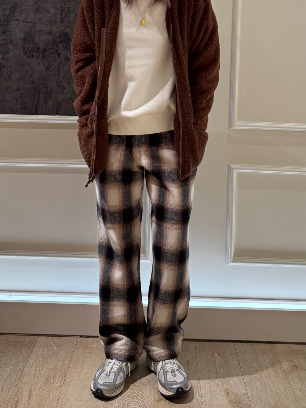 ブラウン系のカーディガン/ボレロ、ブルー系のキャップを着用したレディースの秋コーディネートの5枚目の写真