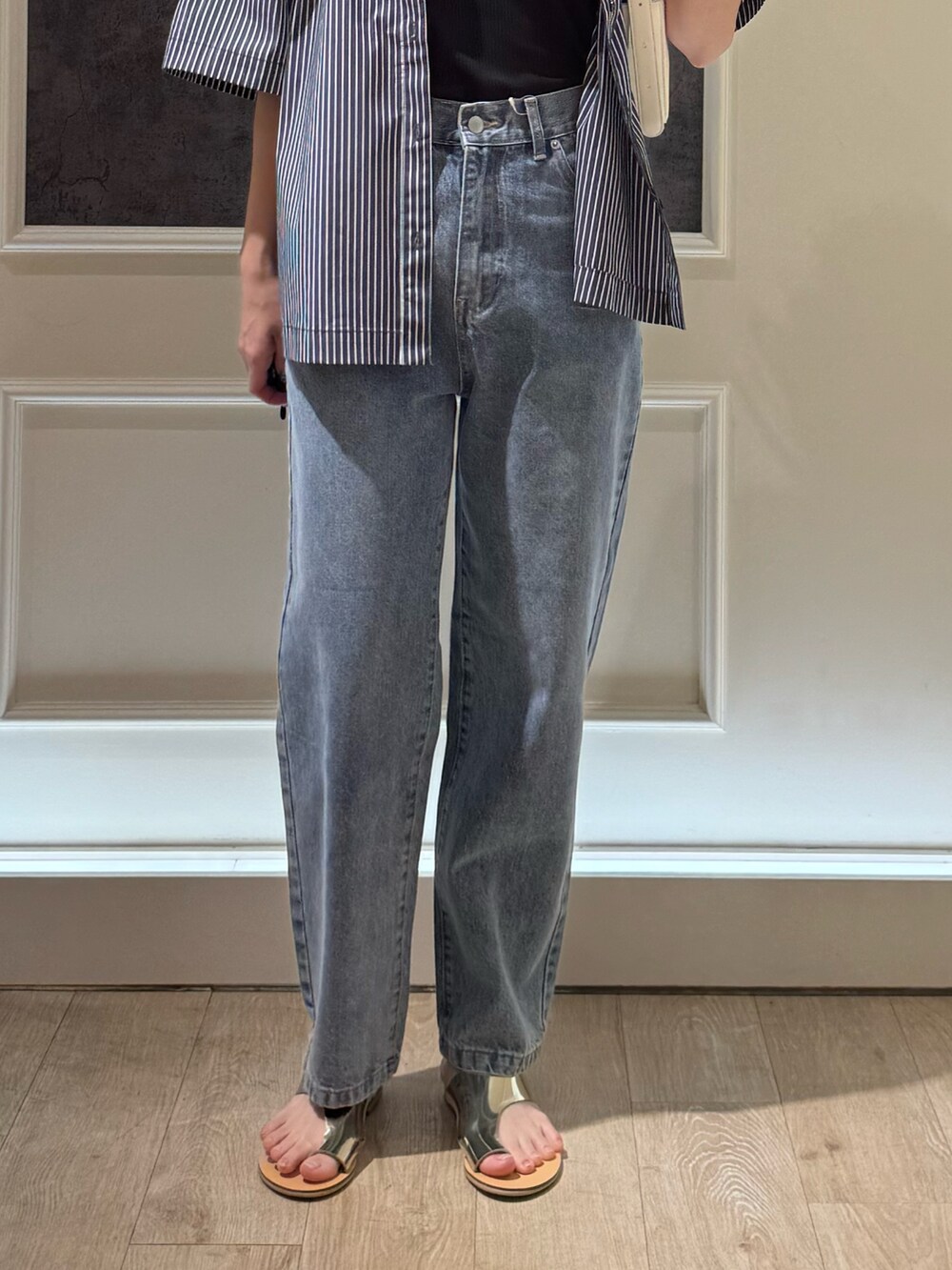 ブルー系のシャツ/ブラウス、ブルー系のデニムパンツ、シルバー系のサンダルを着用したレディースの夏コーディネートの3枚目の写真