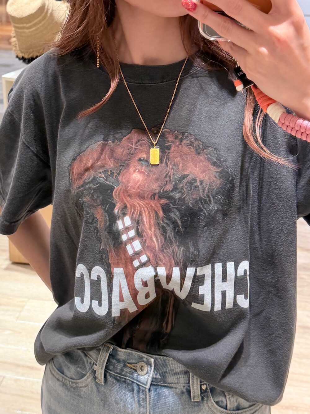ブラック系のTシャツ/カットソー、ブルー系のデニムパンツを着用したレディースの夏コーディネートの2枚目の写真