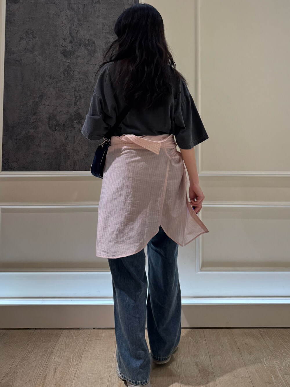 ブルー系のデニムパンツ、ピンク系のシャツ/ブラウスを着用したレディースの夏コーディネートの4枚目の写真