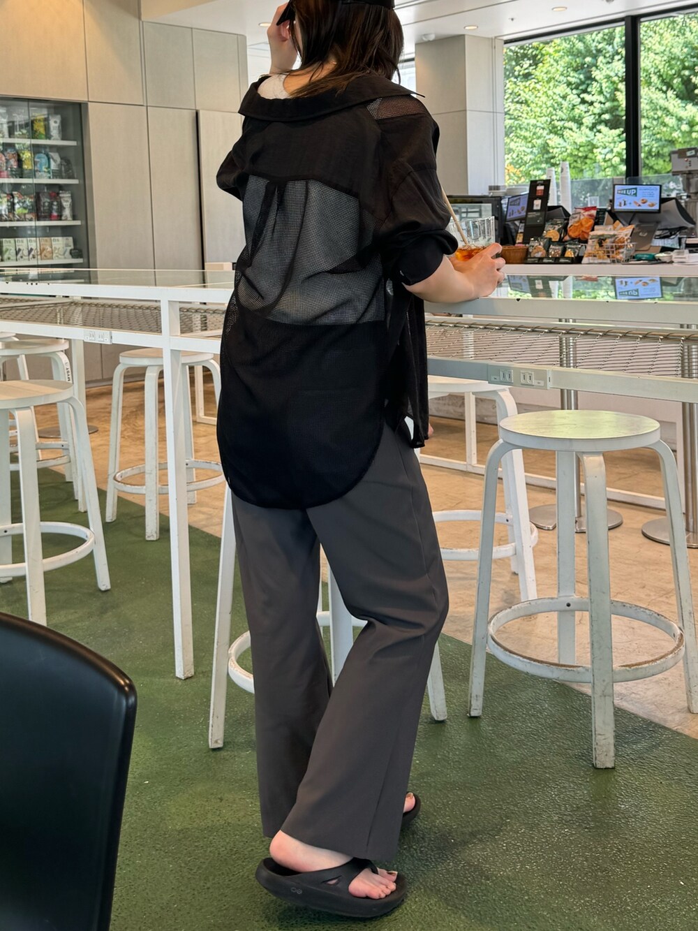 ブラック系のシャツ/ブラウス、グレー系のその他パンツ、グレー系のサンダルを着用したレディースの夏コーディネートの7枚目の写真