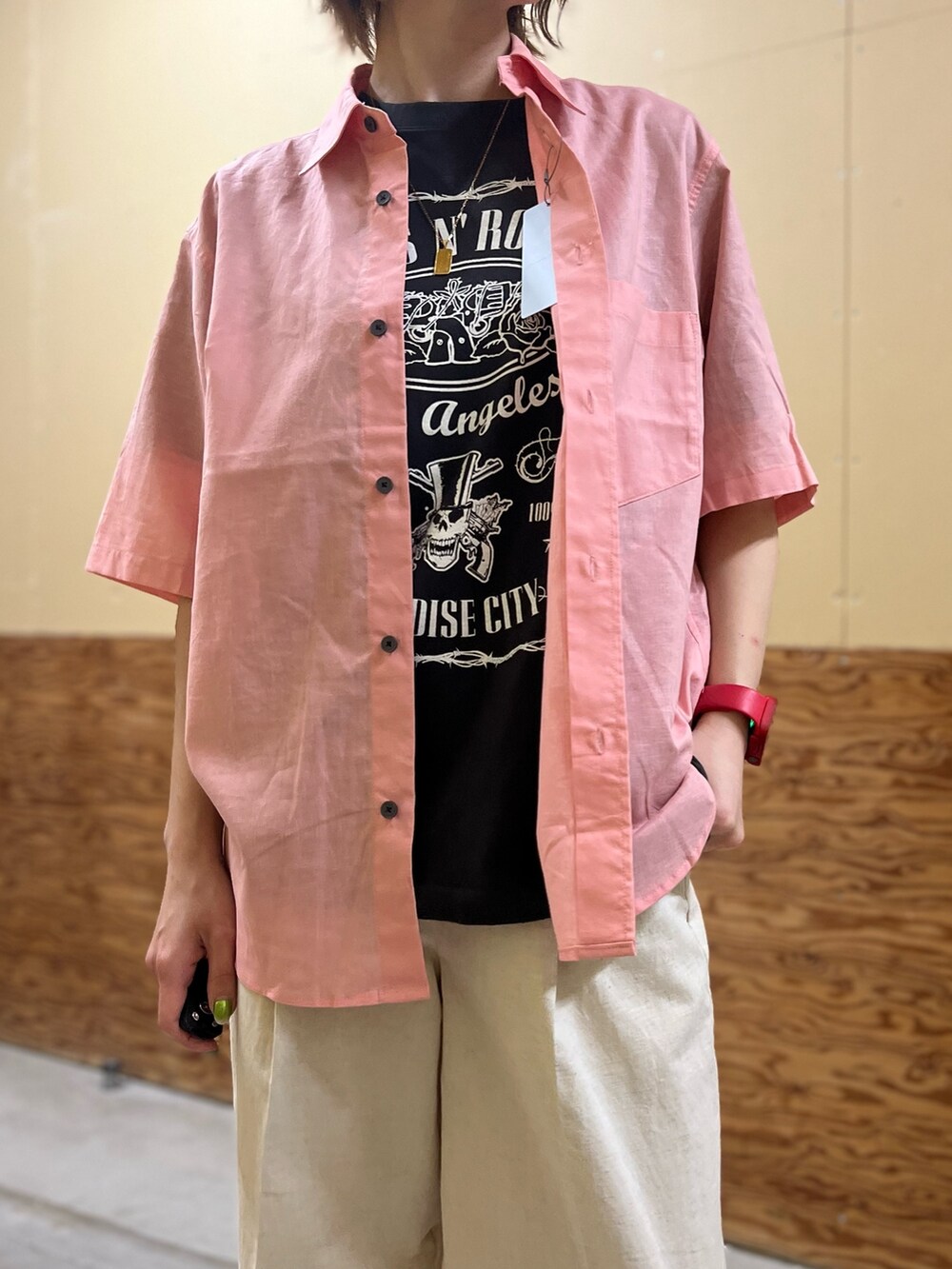ピンク系のシャツ/ブラウス、ベージュ系のスラックス、グレー系のTシャツ/カットソーを着用したレディースの夏コーディネートの2枚目の写真