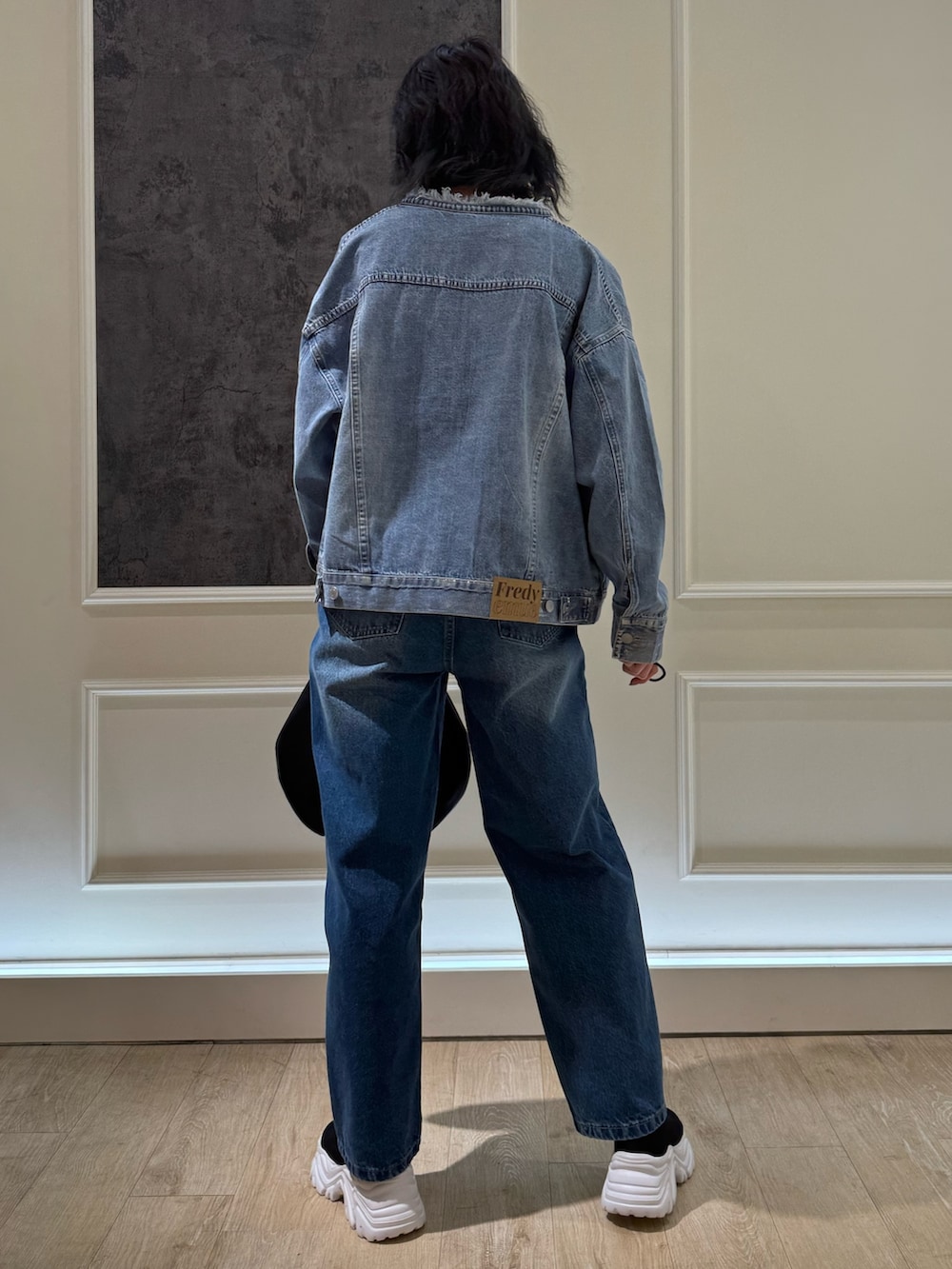 ブルー系のデニムジャケット、ホワイト系のシャツ/ブラウス、ブルー系のデニムパンツを着用したレディースの冬コーディネートの3枚目の写真