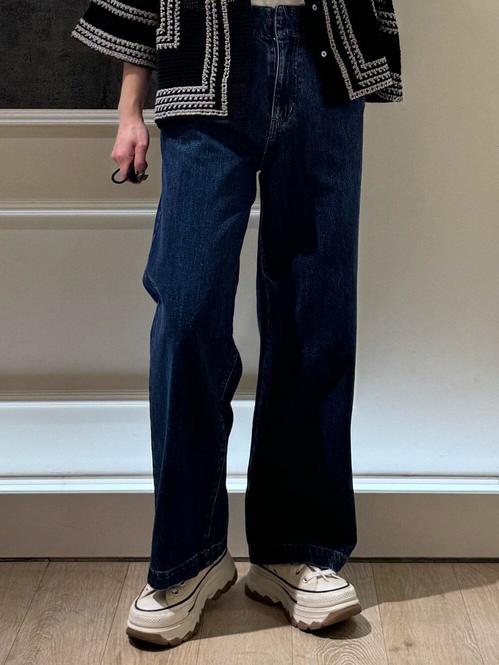 ホワイト系のシャツ/ブラウス、ブルー系のデニムパンツ、ホワイト系のスニーカーを着用したレディースの春コーディネートの3枚目の写真