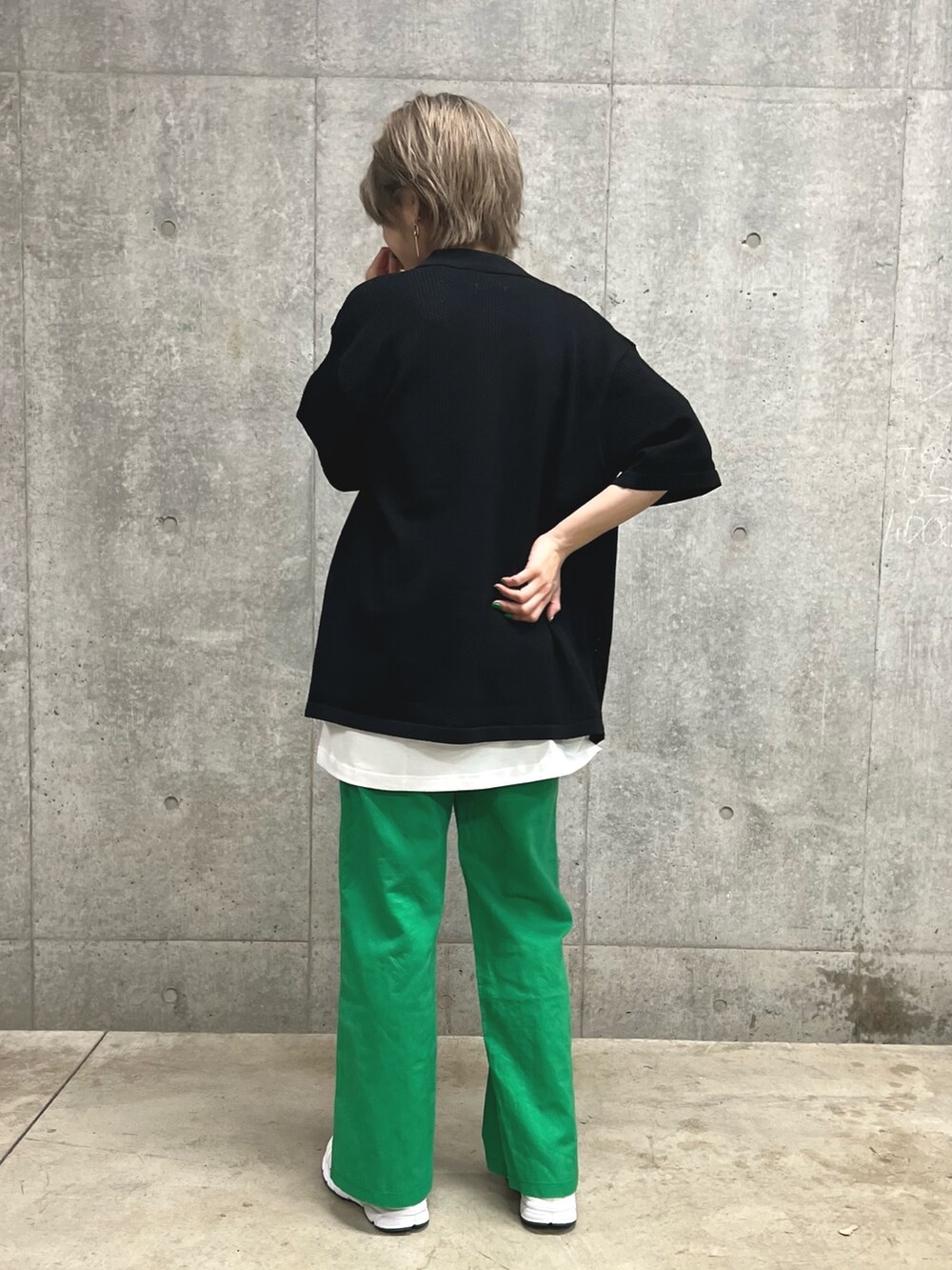 ブラック系のシャツ/ブラウス、グリーン系のその他パンツ、ホワイト系のTシャツ/カットソーを着用したレディースの春コーディネートの3枚目の写真