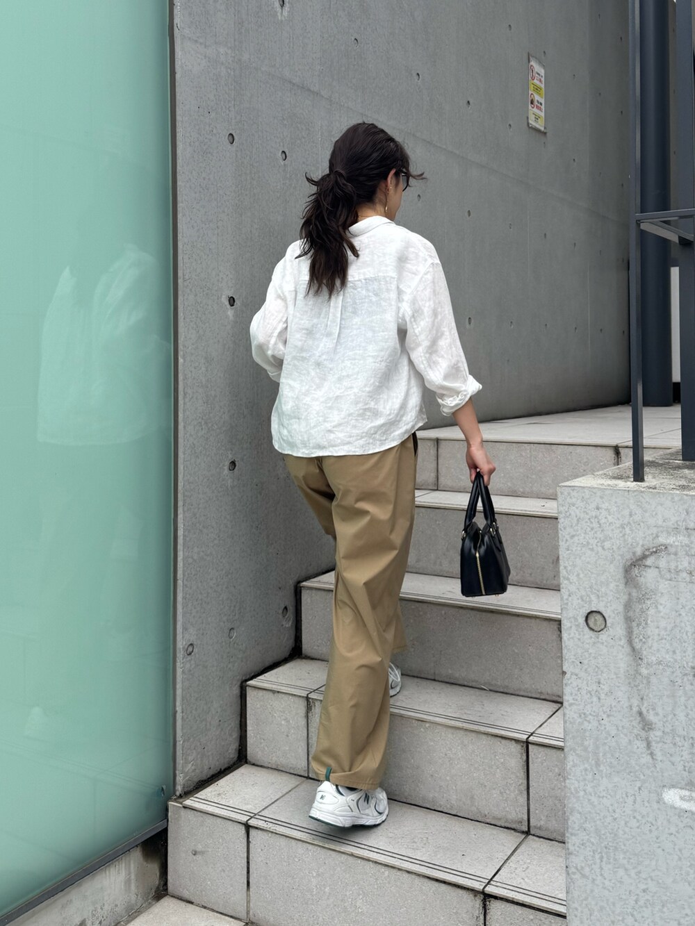 ホワイト系のシャツ/ブラウス、ベージュ系のその他パンツ、イエロー系のショルダーバッグを着用したレディースの春コーディネートの4枚目の写真