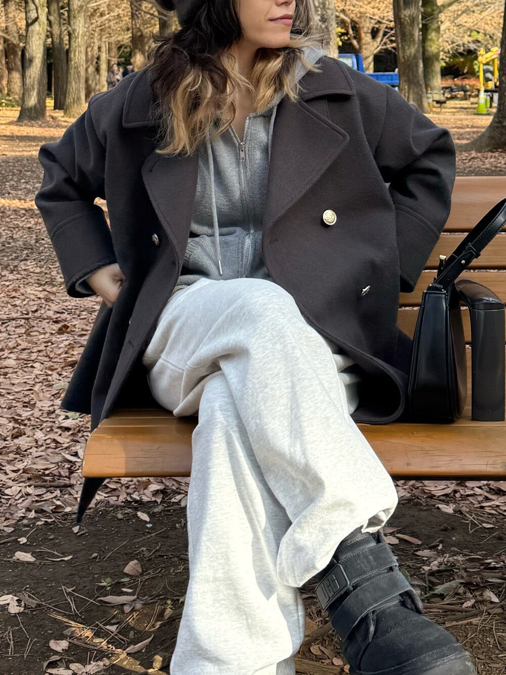 ブルー系のピーコート、グレー系のパーカーを着用したレディースの冬コーディネートの3枚目の写真