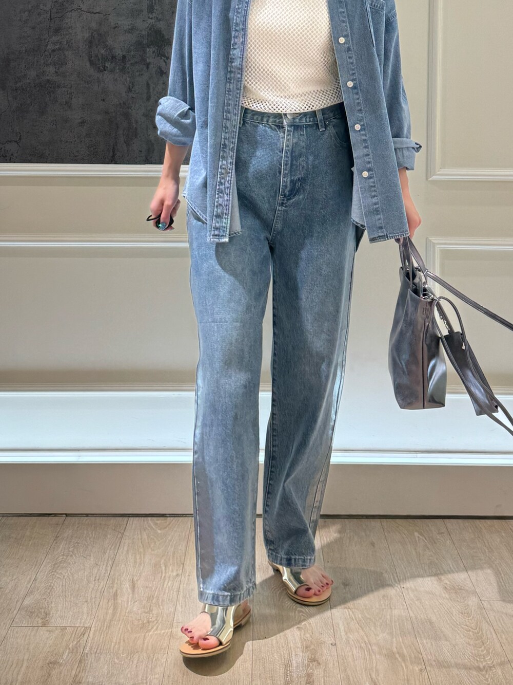 ブルー系のシャツ/ブラウス、シルバー系のショルダーバッグ、ブルー系のデニムパンツを着用したレディースの夏コーディネートの5枚目の写真