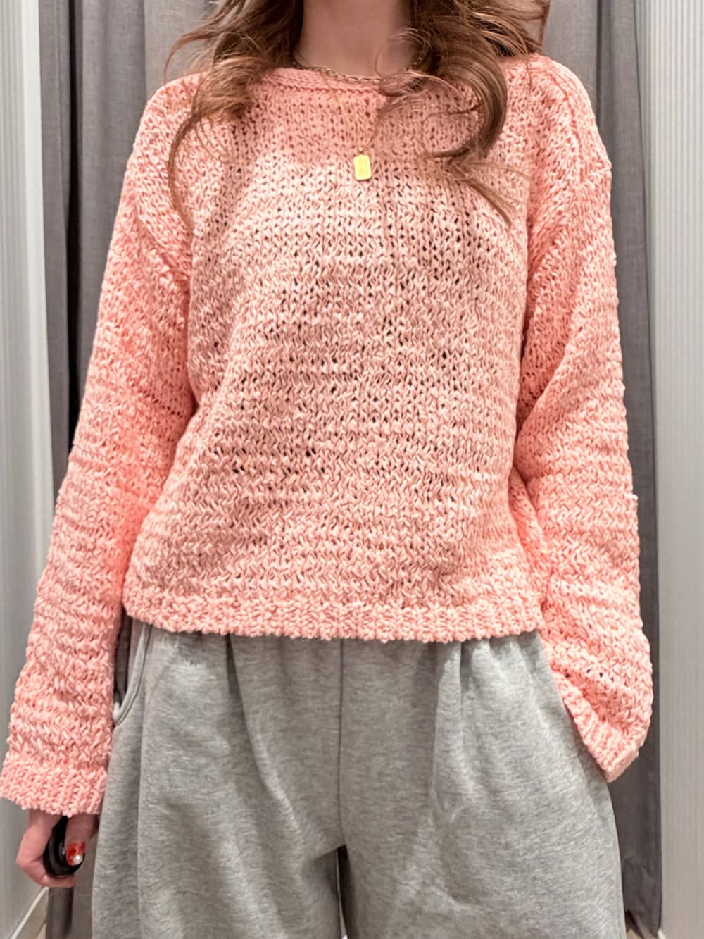 ベージュ系のショルダーバッグ、ピンク系のニット/セーターを着用したレディースの春コーディネートの4枚目の写真