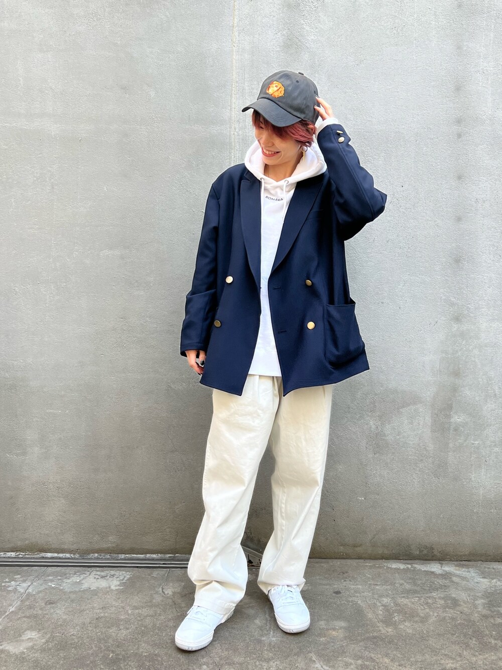 ホワイト系のスニーカー、ベージュ系のその他パンツ、ブルー系のテーラードジャケットを着用したレディースの冬コーディネートの2枚目の写真