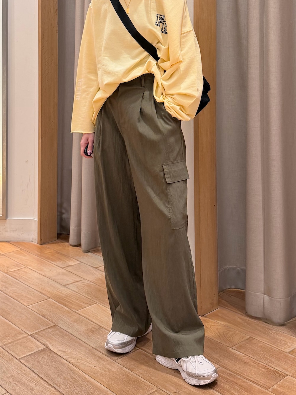 イエロー系のTシャツ/カットソー、グリーン系のその他パンツ、ブラック系のショルダーバッグを着用したレディースの春コーディネートの4枚目の写真