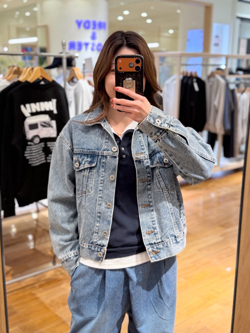 ブルー系のデニムジャケット、ブルー系のTシャツ/カットソー、ホワイト系のTシャツ/カットソーを着用したレディースの春コーディネートの3枚目の写真