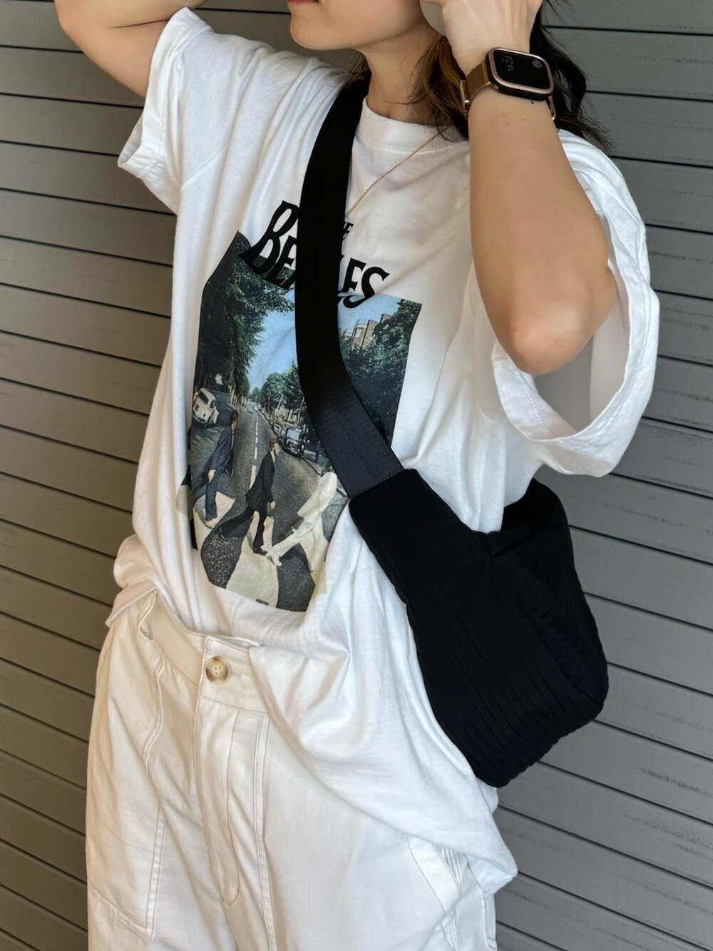 ホワイト系のその他パンツ、ホワイト系のTシャツ/カットソー、ブラック系のサンダルを着用したレディースの夏コーディネートの3枚目の写真