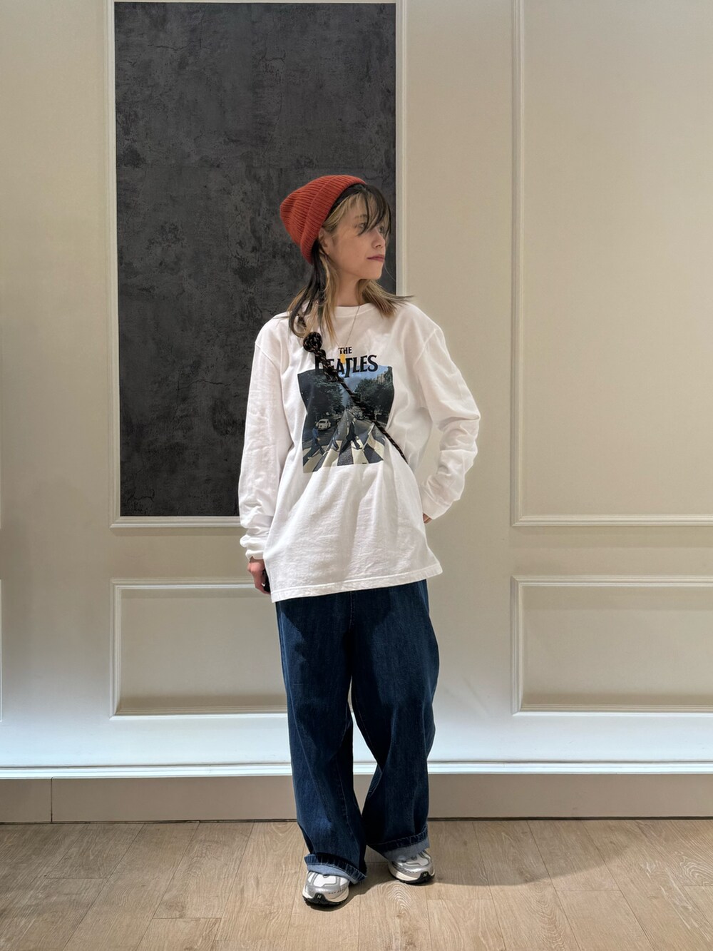 ホワイト系のTシャツ/カットソー、ブルー系のデニムパンツ、ブラック系のショルダーバッグを着用したレディースの秋コーディネートの2枚目の写真