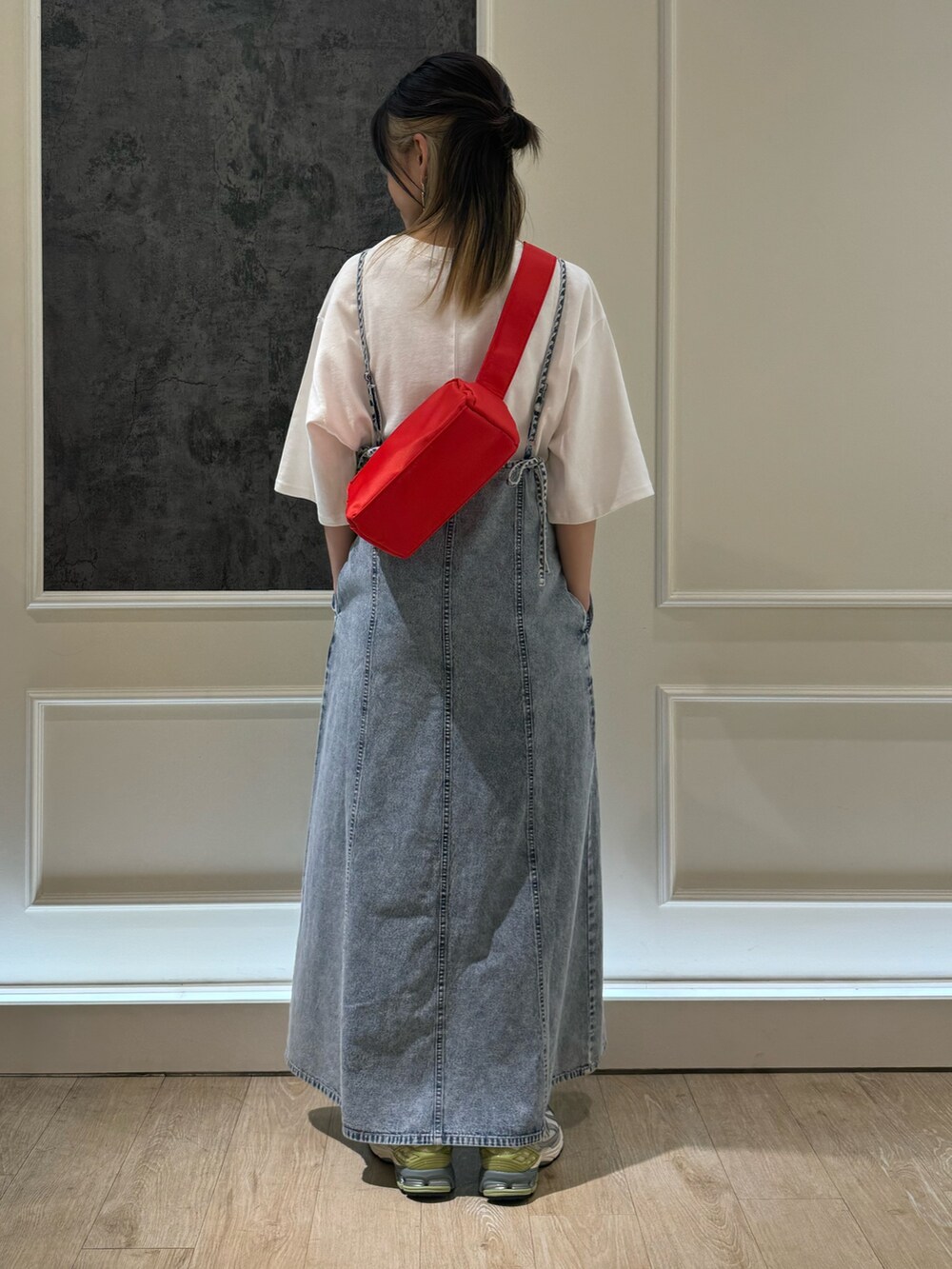 ブラック系のショルダーバッグ、ブルー系のワンピース、ホワイト系のTシャツ/カットソーを着用したレディースの夏コーディネートの4枚目の写真