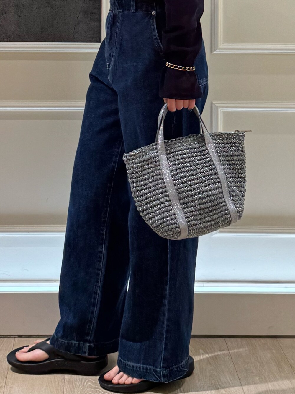 ブルー系のTシャツ/カットソー、ブルー系のデニムパンツ、ブラック系のトートバッグを着用したレディースの春コーディネートの3枚目の写真