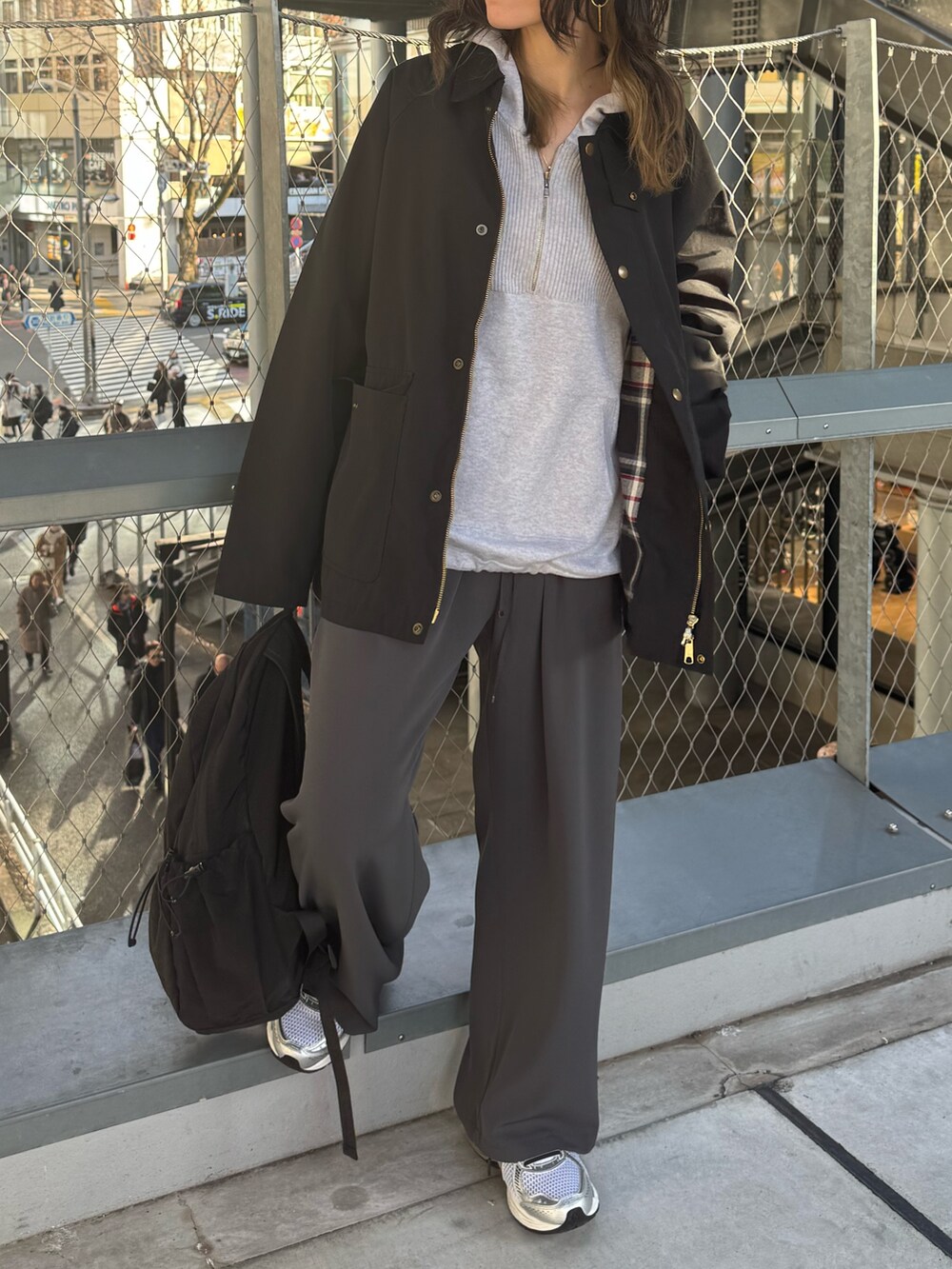 ブラック系のブルゾン、グレー系のその他パンツ、ブラック系のバックパック/リュックを着用したレディースの冬コーディネートの5枚目の写真