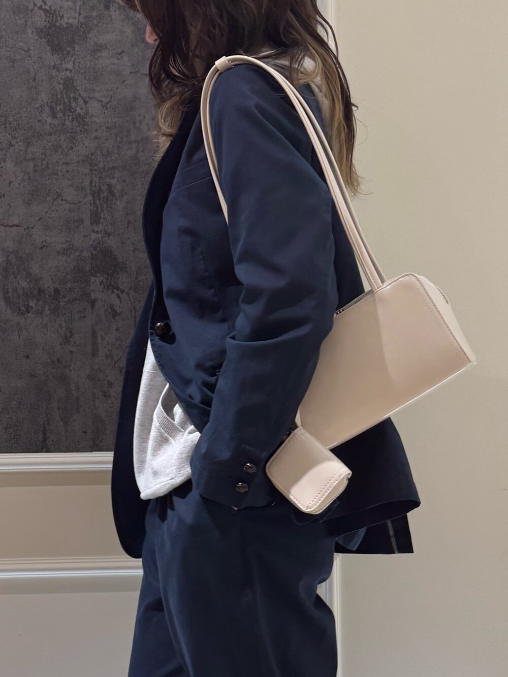 ブルー系のテーラードジャケット、ブルー系のその他パンツ、グレー系のニット/セーターを着用したレディースの春コーディネートの4枚目の写真