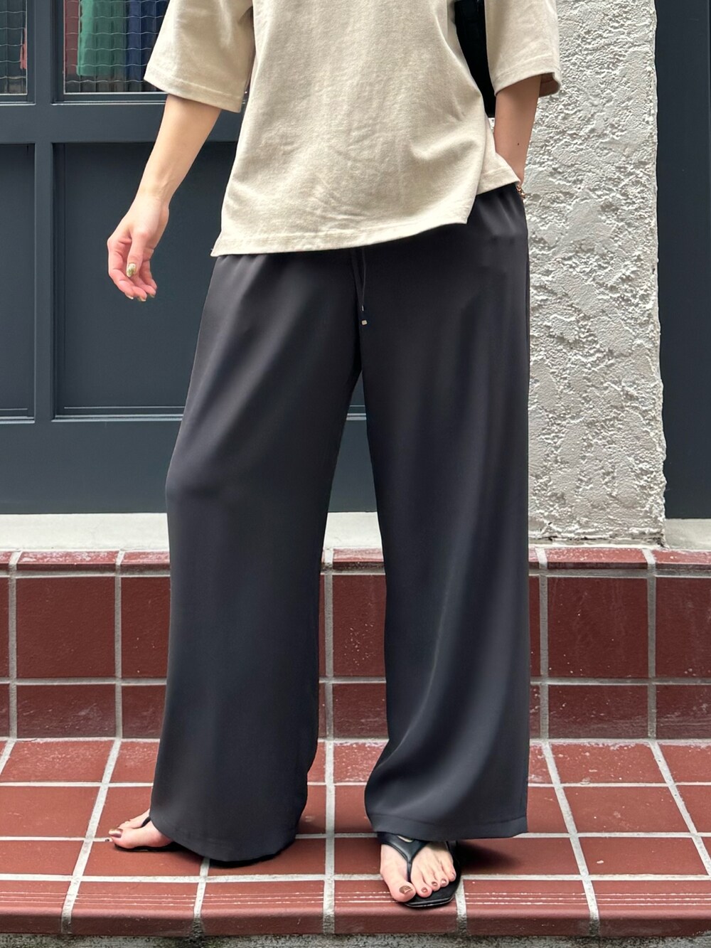 ベージュ系のTシャツ/カットソー、グレー系のその他パンツを着用したレディースの夏コーディネートの2枚目の写真