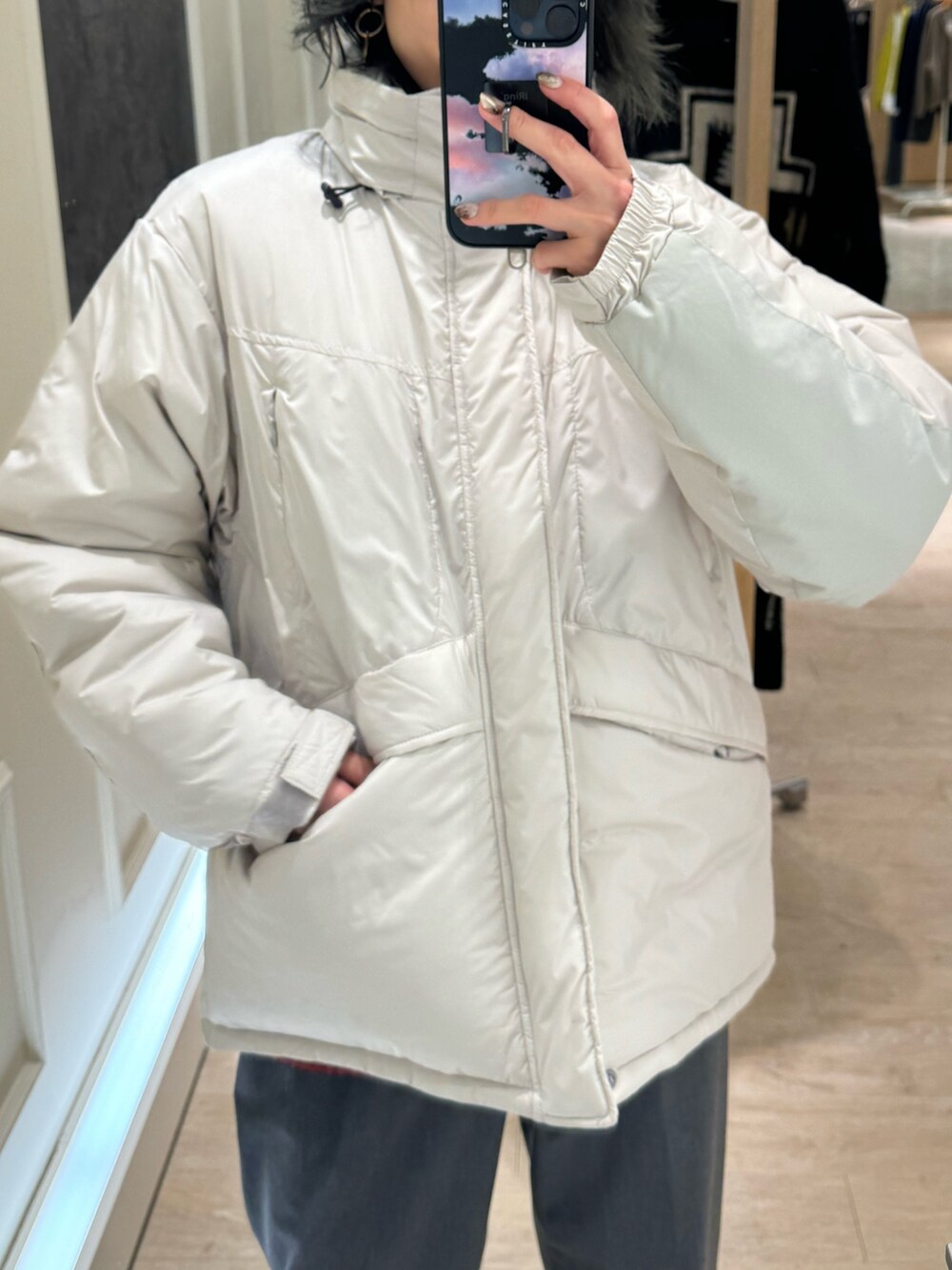 グレー系のダウンジャケット/コート、レッド系のニット/セーターを着用したレディースの冬コーディネートの3枚目の写真