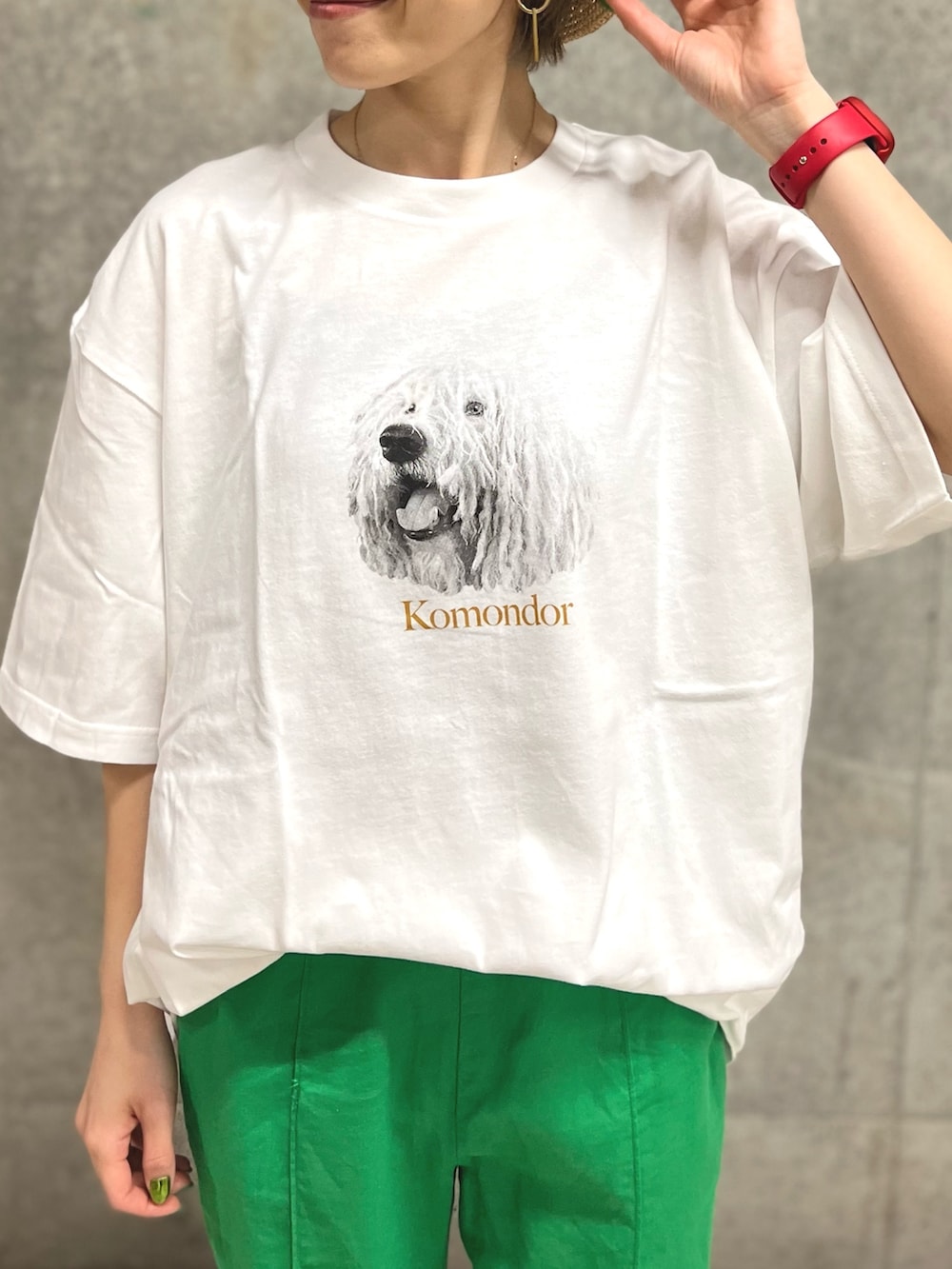 ホワイト系のTシャツ/カットソー、グリーン系のその他パンツ、ホワイト系のスニーカーを着用したレディースの春コーディネートの3枚目の写真