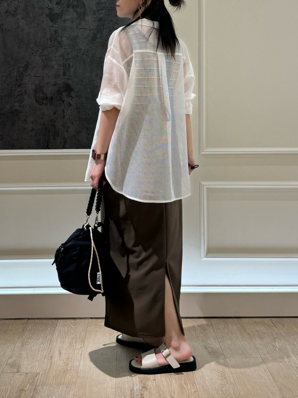 ブラウン系のワンピース、ベージュ系のシャツ/ブラウス、ホワイト系のサンダルを着用したレディースの夏コーディネートの3枚目の写真