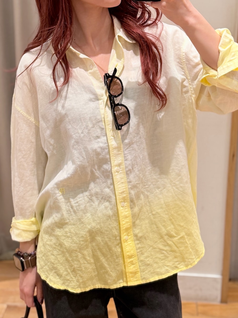 イエロー系のシャツ/ブラウス、ブラック系のデニムパンツ、ブラウン系のショルダーバッグを着用したレディースの春コーディネートの3枚目の写真