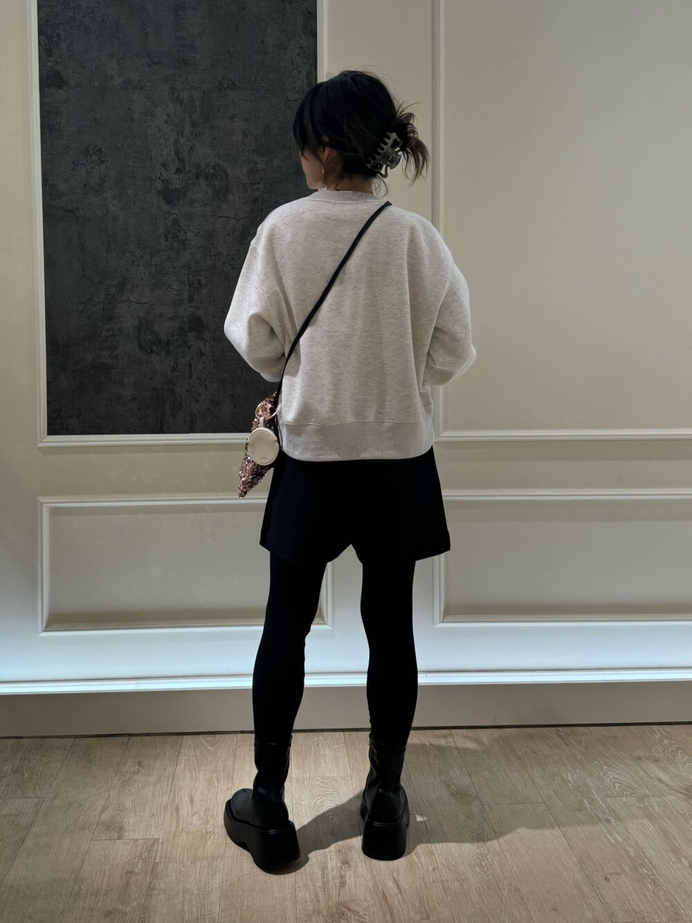 グレー系のスウェット、ブラック系のその他パンツ、ブラック系のブーツを着用したレディースの冬コーディネートの3枚目の写真