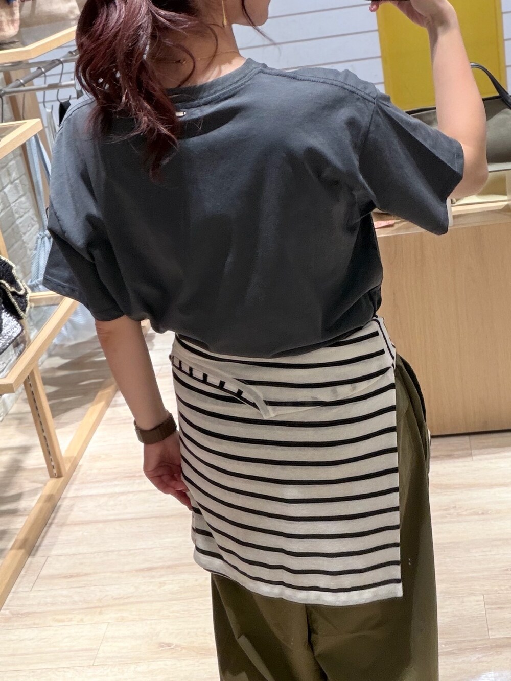 グレー系のTシャツ/カットソー、グリーン系のその他パンツ、ホワイト系のTシャツ/カットソーを着用したレディースの夏コーディネートの3枚目の写真