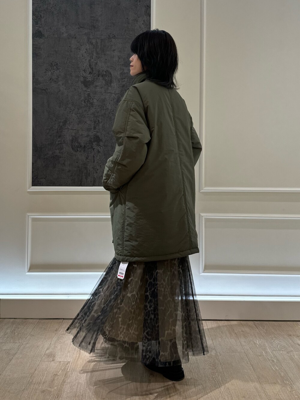 ホワイト系のスウェット、グレー系のスカートを着用したレディースの冬コーディネートの3枚目の写真