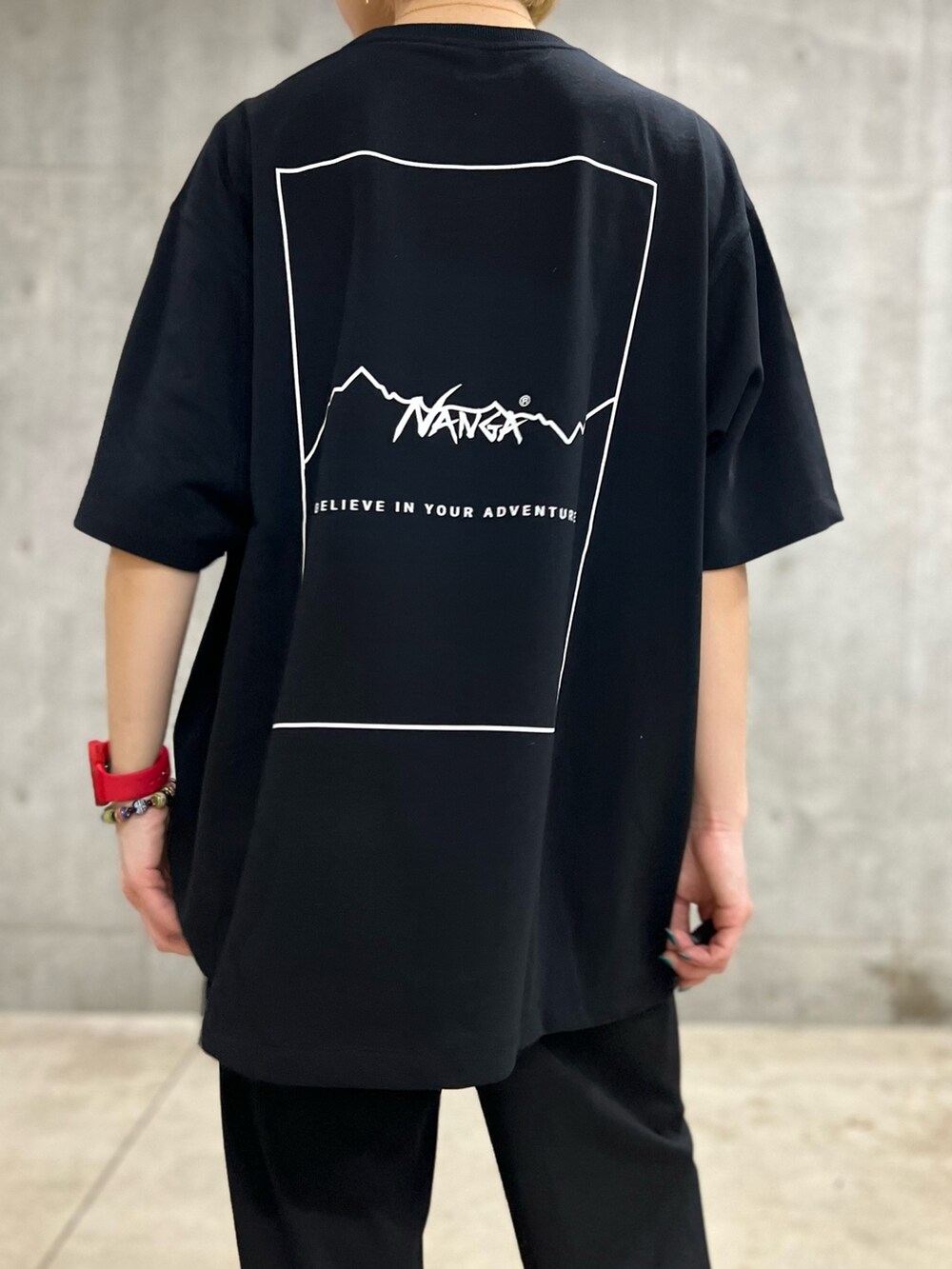 ブラック系のTシャツ/カットソー、ホワイト系のスニーカーを着用したレディースの春コーディネートの2枚目の写真