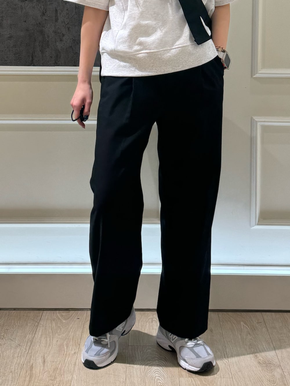 グレー系のスウェット、ベージュ系のその他パンツを着用したレディースの春コーディネートの4枚目の写真