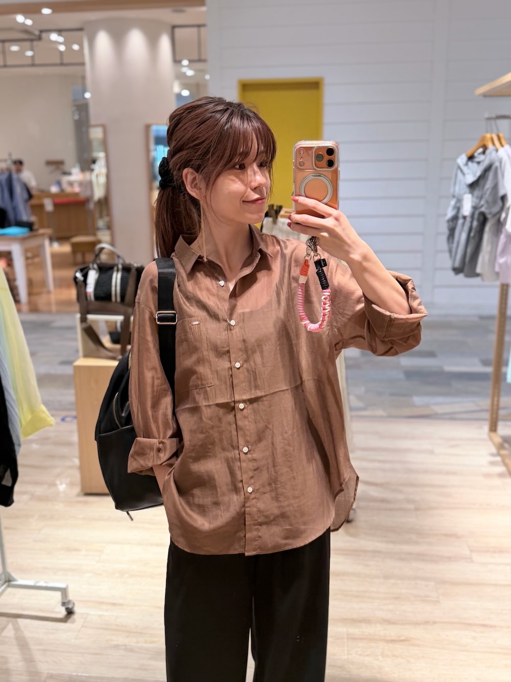 ブラウン系のシャツ/ブラウス、ブラック系のその他パンツ、シルバー系のバックパック/リュックを着用したレディースの夏コーディネートの2枚目の写真
