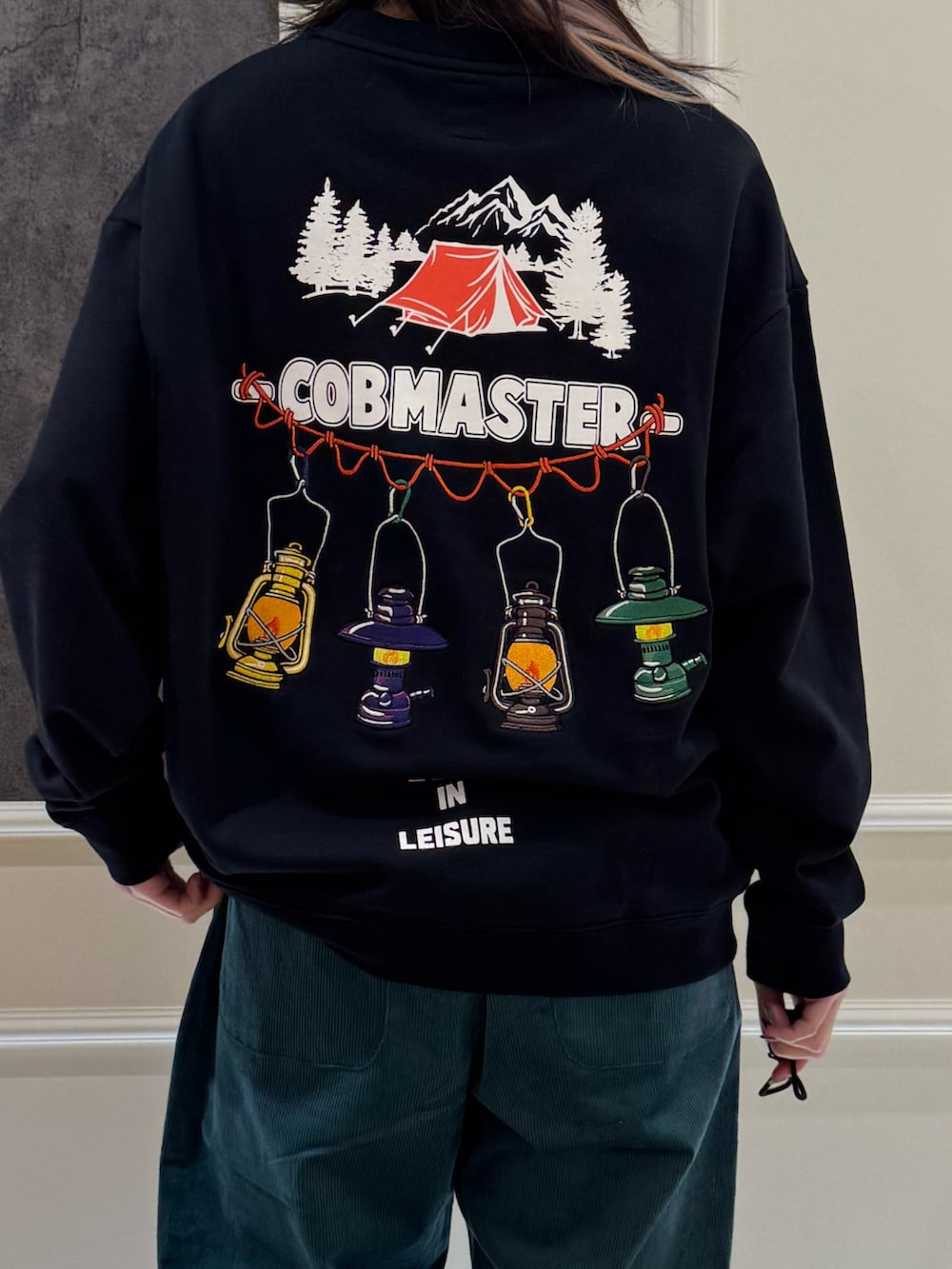 ブラック系のスウェット、グリーン系のその他パンツ、ブラック系のバックパック/リュックを着用したレディースの冬コーディネートの3枚目の写真