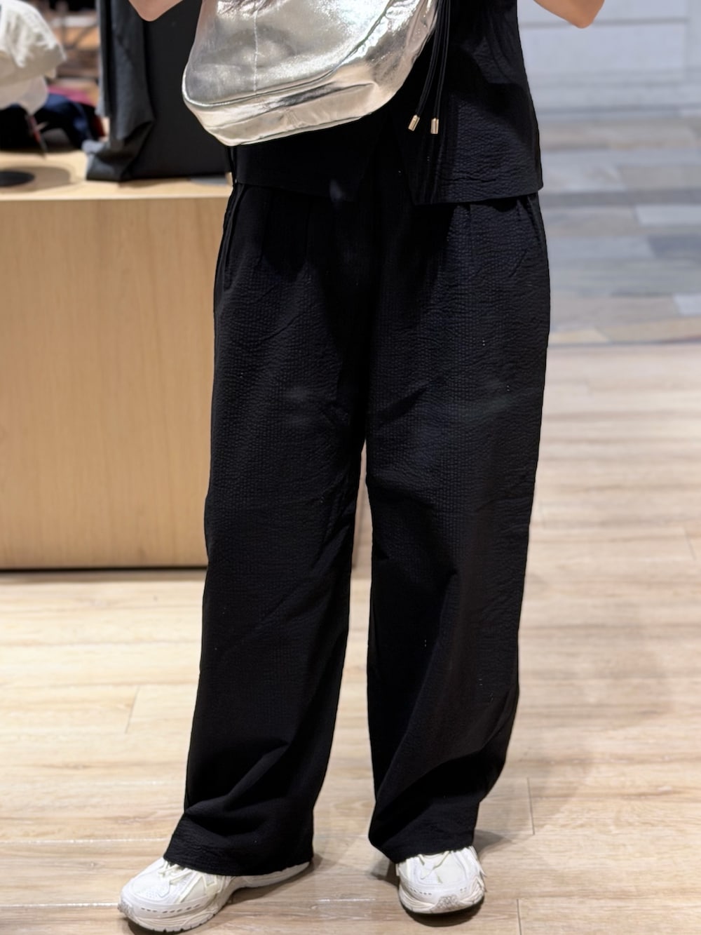 ブラック系のシャツ/ブラウス、ブラック系のその他パンツ、ブラック系のショルダーバッグを着用したレディースの夏コーディネートの4枚目の写真