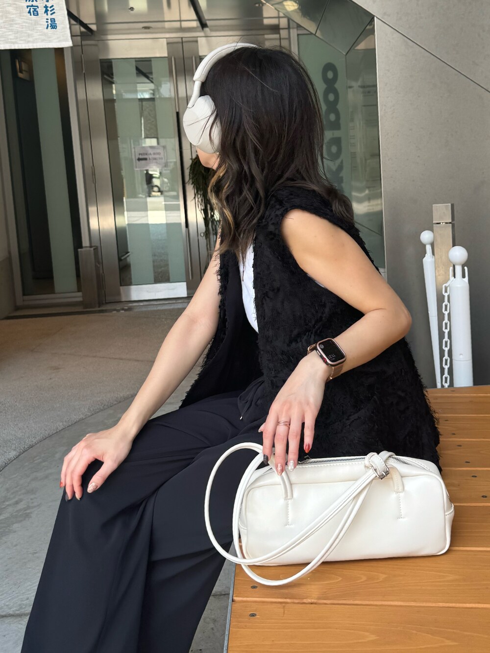 ブラック系のベスト、グレー系のその他パンツ、シルバー系のサンダルを着用したレディースの夏コーディネートの3枚目の写真