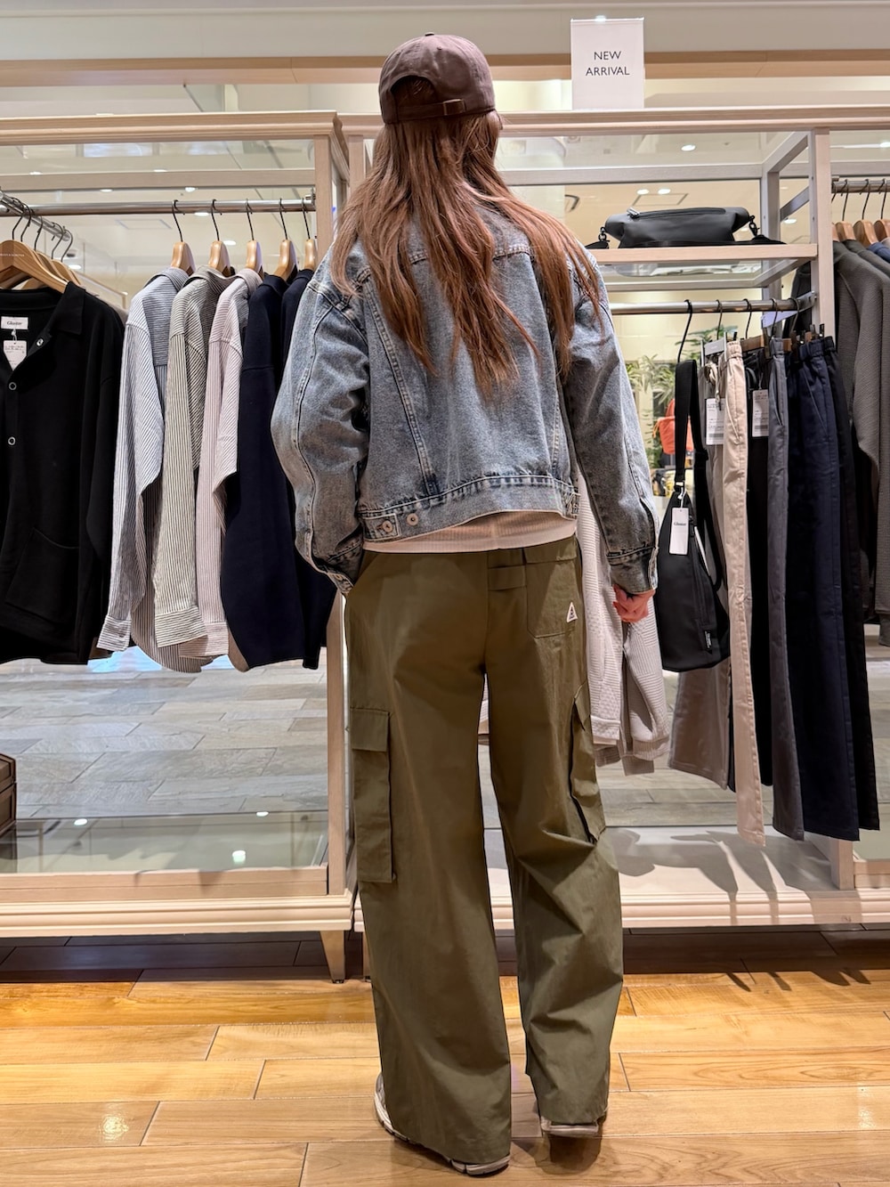 ブルー系のデニムジャケット、ホワイト系のTシャツ/カットソー、グリーン系のカーゴパンツを着用したレディースの春コーディネートの3枚目の写真