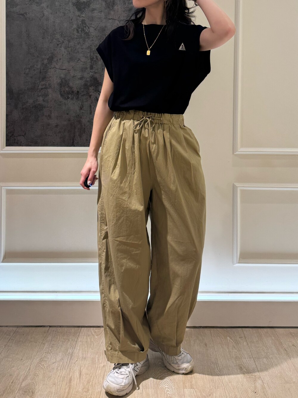 ホワイト系のTシャツ/カットソー、ベージュ系のその他パンツ、ホワイト系のキャップを着用したレディースの夏コーディネートの2枚目の写真