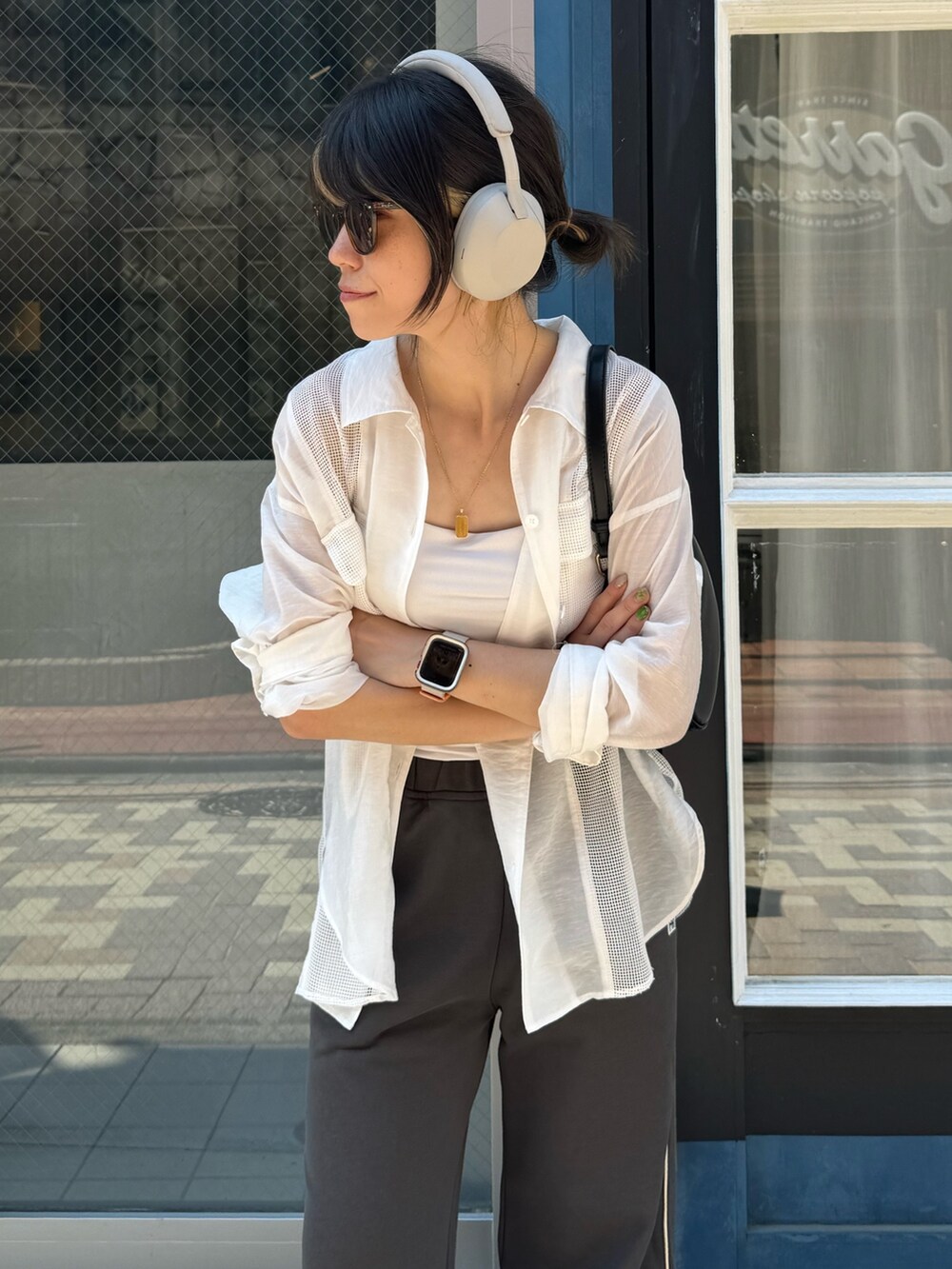 ベージュ系のシャツ/ブラウス、グレー系のその他パンツ、グレー系のサンダルを着用したレディースの夏コーディネートの2枚目の写真