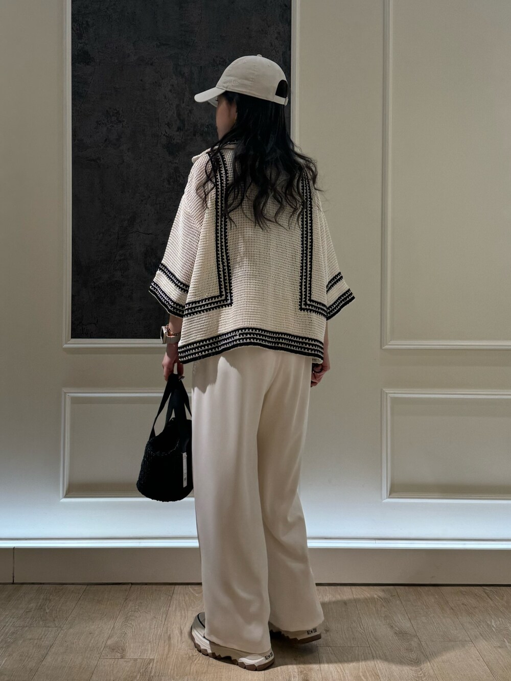 ブラック系のトートバッグ、シルバー系のTシャツ/カットソー、ホワイト系のシャツ/ブラウスを着用したレディースの春コーディネートの3枚目の写真