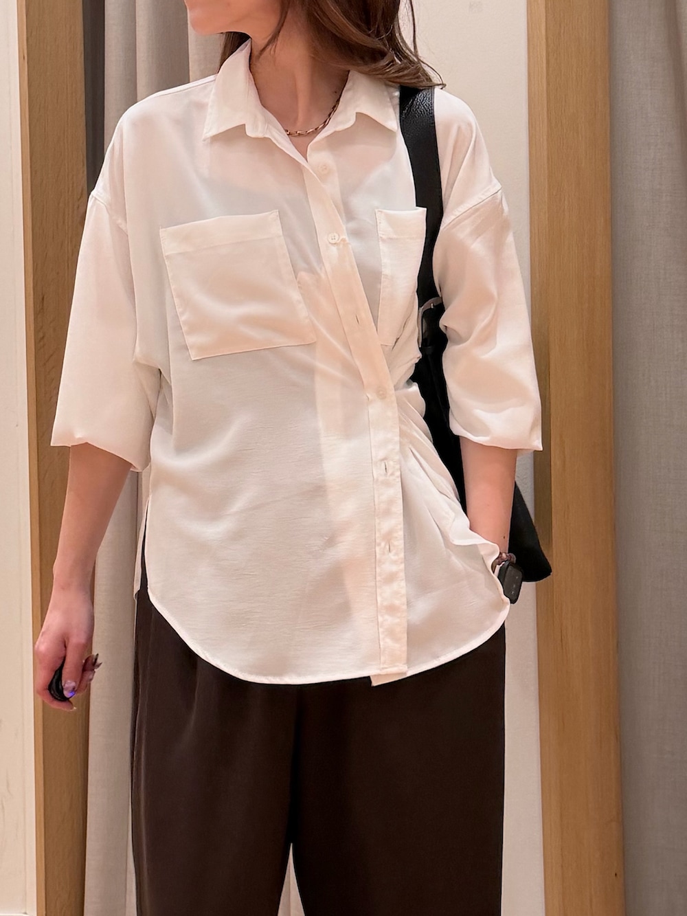 ホワイト系のシャツ/ブラウス、ブラウン系のその他パンツ、ブラック系のショルダーバッグを着用したレディースの春コーディネートの2枚目の写真