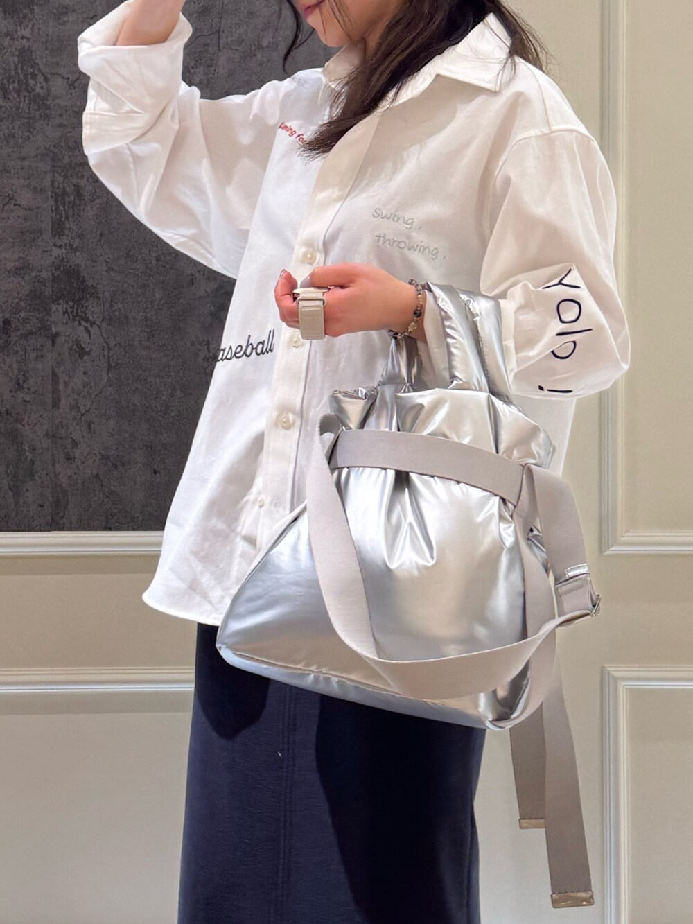 ホワイト系のシャツ/ブラウス、シルバー系のショルダーバッグ、ブルー系のスカートを着用したレディースの春コーディネートの3枚目の写真