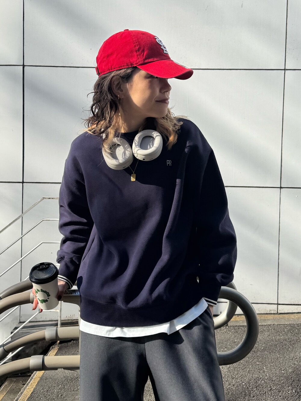 ブルー系のスウェット、グレー系のその他パンツを着用したレディースの冬コーディネートの4枚目の写真