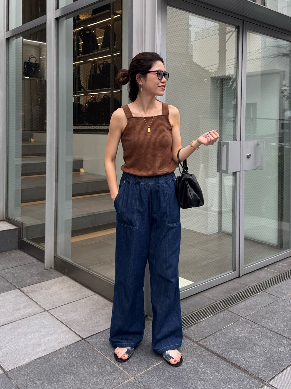 ブラウン系のTシャツ/カットソー、ブルー系のデニムパンツを着用したレディースの夏コーディネートの7枚目の写真