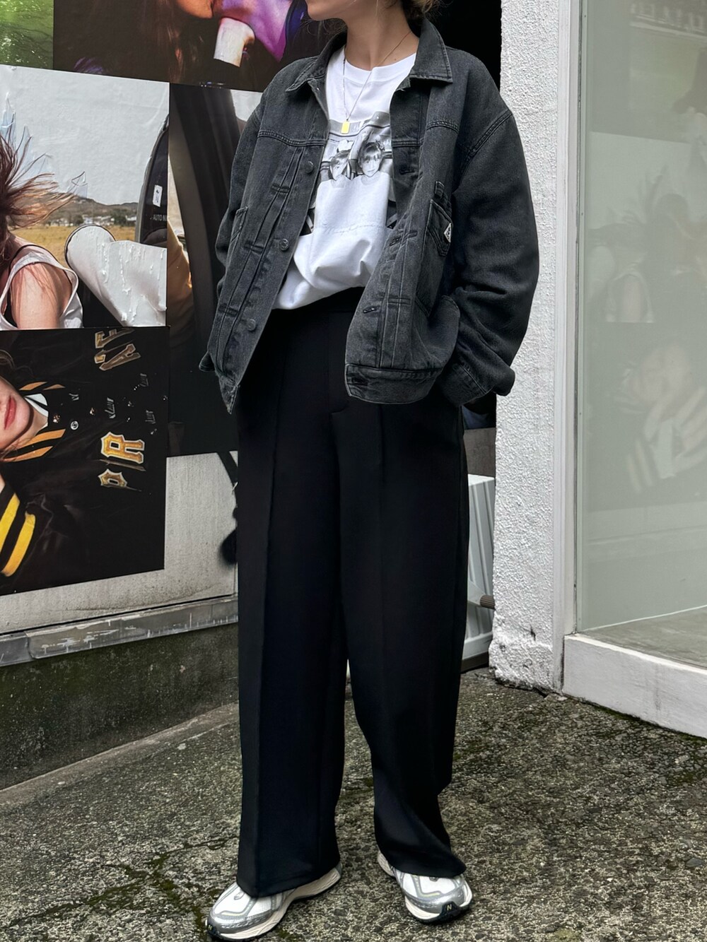 ブラック系のデニムジャケット、ブラック系のその他パンツ、ホワイト系のTシャツ/カットソーを着用したレディースの秋コーディネートの2枚目の写真