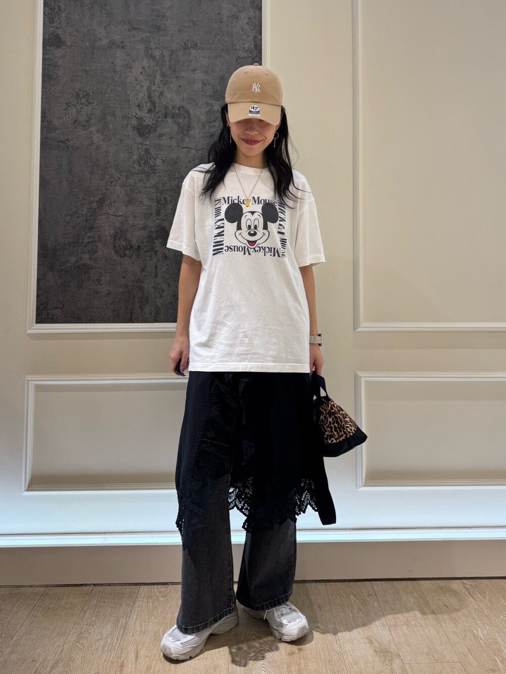 ホワイト系のTシャツ/カットソー、ブラック系のデニムパンツ、ブラウン系のトートバッグを着用したレディースの夏コーディネートの5枚目の写真