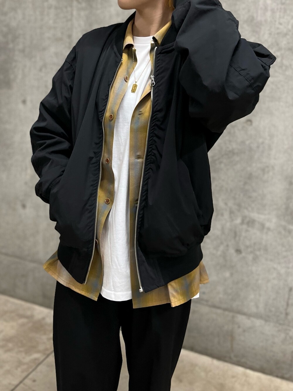 ブラック系のブルゾン、イエロー系のシャツ/ブラウスを着用したレディースの春コーディネートの3枚目の写真